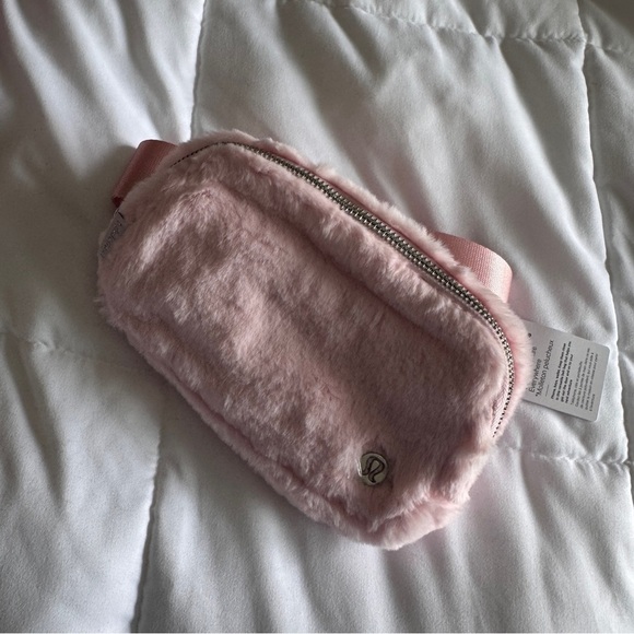 Everywhere Belt Bag Plush Fleece - Strawberry Milkshake - Picture 3 of 7